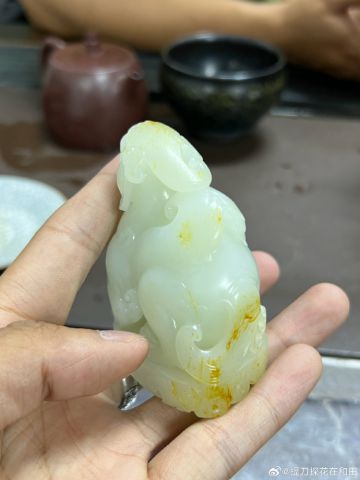 和田玉籽料撒金皮飞天貔貅摆件