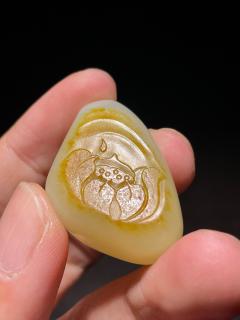 旧藏 和田玉弥勒佛坠 尺寸3.7×2.3×1.3厘米,重量18.7克
